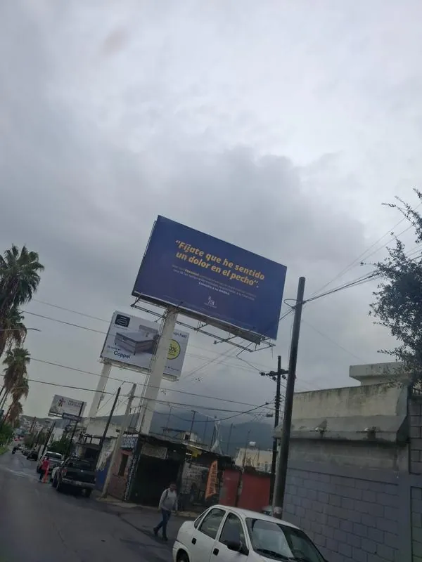 Instalación de lona en espectacular exterior en Monterrey, Nuevo León