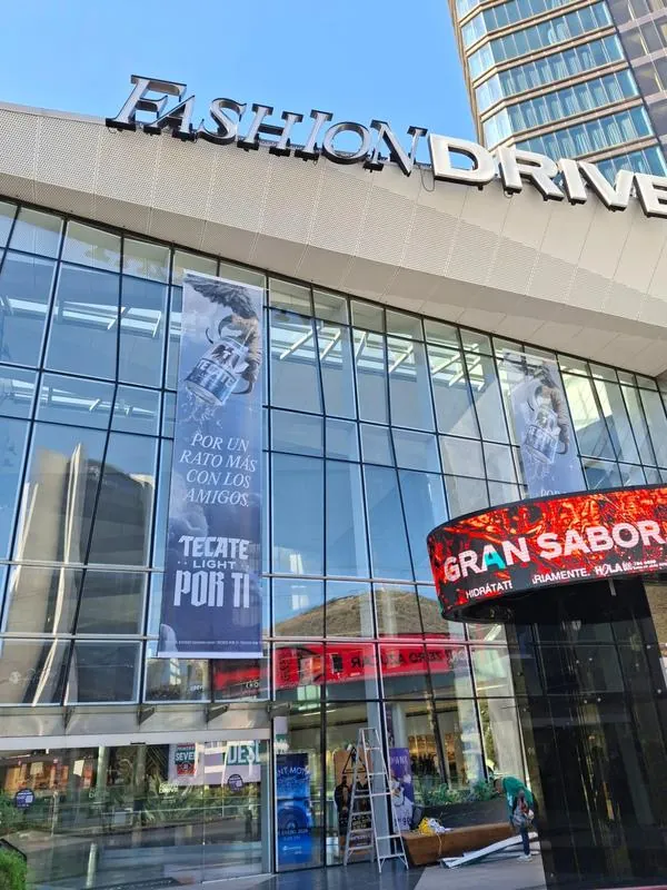Lonas publicitarias Tecate en fachada de Fashion Drive San Pedro Garza García