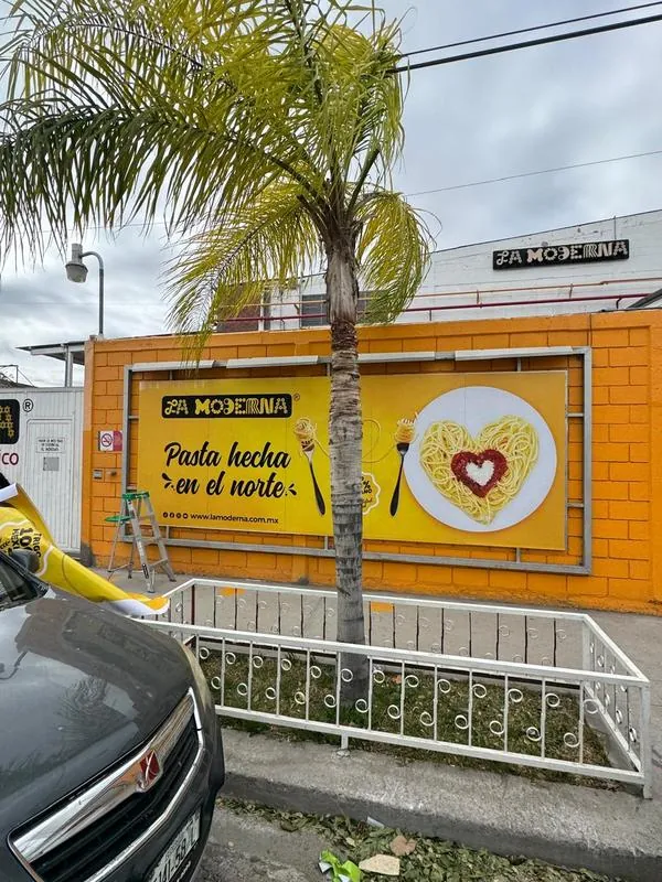 Lona PVC instalada en fachada exterior La Moderna Monterrey