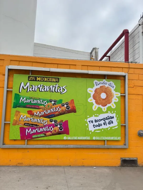 Lona publicitaria Marianitas en barda exterior Monterrey