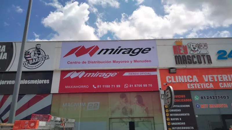 Lonas en fachada comercial Mirage distribuidora Monterrey