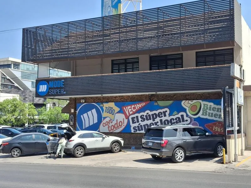 Lona blackout en fachada de supermercado Mode Super en Monterrey