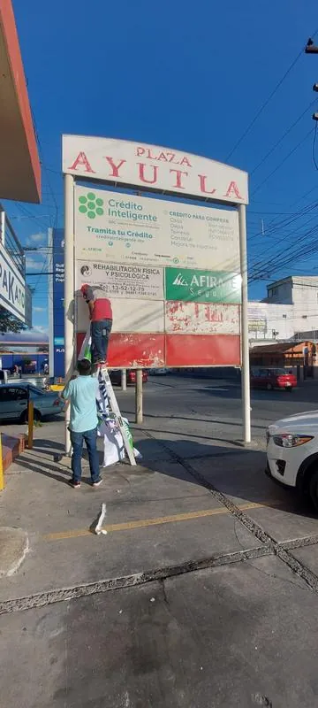 Instalación de lonas en directorio Plaza Ayutla Monterrey