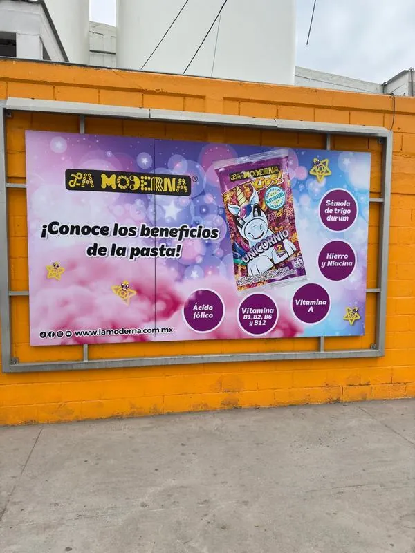 Lona en barda exterior La Moderna Unicornio Monterrey